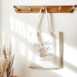 Moeder van de bruidegom Minimalistisch gepersonali Tote Bag<br><div class="desc">Vier uw speciale rol met onze moeder van de bruidegom minimalistische Canvas tas. Deze gepersonaliseerde tas is voorzien van een schoon en elegant ontwerp, perfect voor het dragen van bruiloft benodigdheden of dagelijkse items met stijl. De eenvoudige maar chique typografie maakt het een tijdloze herinnering die je plaats in de...</div>