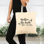 Moeder van de Canvas tas van de Bride | Digitaal m<br><div class="desc">De moeder van de Bride zal van deze gepersonaliseerde canvas tas houden! Een leuk trendy manuscriptdoopvont en een draai versiering en de voorzijde van de zak en hieronder is er ruimte voor twee lijnen van douanetekst - voeg de Moeder van de naam van de Bride, uw trouwdatum, plaats, enz. toe....</div>