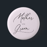 Moeder van de Groom Chic Script Button<br><div class="desc">Moeder van het cadeau van de Groom kenmerkt moderne manuscript handschrift kalligrafie.</div>