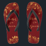 Moeder van de Groom Dark Burgundy & Gold Foliage Teenslippers<br><div class="desc">De moeder van de Groom Dark Burgundy & Gold Foliage-teenslippers heeft een donkerbruine achtergrond die gekant is tegen een ingewikkeld goudgroen patroon en aanpasbare moderne typografie. De combinatie van de rijke Bourgogne en de glanzende gouden creëer en elegant en luxe esthetiek. Het is een mooi cadeau voor je bruidfeestje. Uitzicht...</div>
