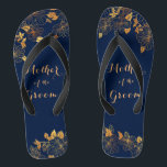 Moeder van de Groom Gold Foliage Navy Blue Teenslippers<br><div class="desc">De moeder van de Groom Gold Foliage Navy Blue teenslippers heeft een rijke marineachtergrond die gekant is tegen een ingewikkeld goudgroen patroon en aanpasbare moderne typografie. De combinatie van het donkerblauw van de marine en de schimmelende gouden creëer en elegant en luxueus esthetisch. Het is een mooi cadeau voor je...</div>