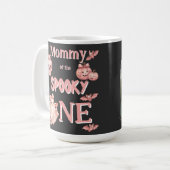 Moeder van de Spooky One Pinkoween-feest Koffiemok (Voorkant links)