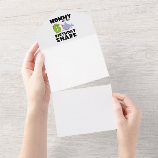 Moeder van de verjaardags haai 6 jaar oud Verjaard All In One Uitnodiging (Afscheurbaar)