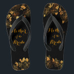 Moeder van het Bride Black & Gold Foliage Pattern Teenslippers<br><div class="desc">Deze prachtige moeder van de zwarte en goudbladertapijten in de Bride biedt een luxueus zwart en goudpalet, met een verbluffend gouden bloeipatroon en een moderne typografie tegen een zwarte achtergrond, zonder elegantie en verfijning. Het is een mooi cadeau voor je bruidfeestje. Uitzicht het collectie op deze pagina om overeenkomende objecten...</div>