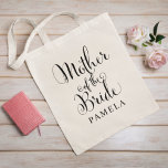 Moeder van het Bride Black Persoonlijke bruiloft Tote Bag<br><div class="desc">De Moeder van het huwelijk van de canvas tas van de Bride kenmerkt het moderne zwarte het draaien kalligrafiemanuscript schrijven met elegante douane voornaam tekst die u kunt personaliseren. Zie onze coördinerende design van de bruidspartij!</div>