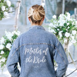 Moeder van het bruidshuwelijk gepersonaliseerd denim jacket<br><div class="desc">Laat mama zich speciaal voelen met deze gepersonaliseerde bruiloft denim jas! De woorden 'Moeder van de bruid' zijn geschreven in een trendy script lettertype,  en hieronder kunt u een aangepaste naam,  trouwdatum,  locatie of andere tekst toevoegen. Deze stijlvolle katoenmix jean jas maakt een mooi cadeau voor teambruid!</div>