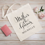 Moeder van het Groom Black Persoonlijke bruiloft Tote Bag<br><div class="desc">De Moeder van het huwelijk van de canvas tas van de Groom kenmerkt het moderne zwarte het draaien kalligrafiemanuscript schrijven met elegante douane voornaamtekst die u kunt personaliseren. Zie onze coördinerende design van de bruidspartij!</div>