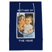 Moeder van het jaar Aangepaste Foto mama Medium Cadeauzakje (Achterkant)