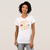 Moeder van Meisjes Schattige Geel Rood Typografie T-shirt (Voorkant volledig)