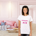Moeder verjaardag meisje heet roze t-shirt<br><div class="desc">Een T-shirt voor de moeder van het verjaardagsmeisje. Tekst personaliseren en toevoegen. Hete roze gekleurde tekst.</div>
