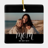 Moeder Wordt Vastgesteld Zwart Wit Script Foto Keramisch Ornament (Voorkant)