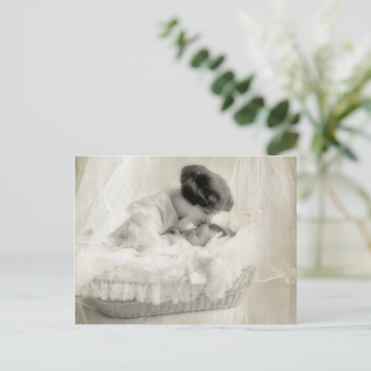  moeder zoende Baby in Bassinet Briefkaart (Staand voorkant)