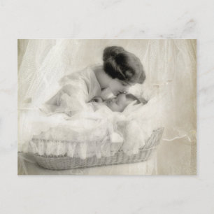  moeder zoende Baby in Bassinet Briefkaart