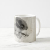 moeder zoende Baby in Bassinet Koffiemok (Voorkant rechts)