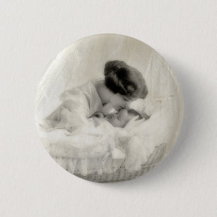 moeder zoende Baby in Bassinet Ronde Button 5,7 Cm