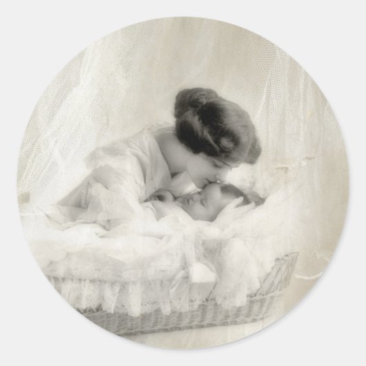  moeder zoende Baby in Bassinet Ronde Sticker (Voorkant)