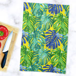 Moeder zomer tropische bladeren groen geel theedoek<br><div class="desc">Je vrouw zal dol zijn op deze tropische theedoek van JessicaAmber. Beschikt over grote levendige monstera bladeren in groen, turquoise en blauw, op een gele achtergrond. U kunt de achtergrondkleur wijzigen. Een groot stuk van decor voor uw strandhuis! 🌿 Voor meer exotische strand keukengerei, bezoek mijn winkel Zazzle.com/DriftwoodAndDreams 🌿 Voor...</div>