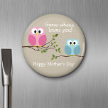 Moederdag - Cute Owls - Wie houdt van u Magneet<br><div class="desc">Een grappig,  licht ontwerp voor je moeder. De cartoon zou in heldere kleuren met bladeren en takken met een Tevreden tekst van de Moederdag zijn die u kunt personaliseren.</div>