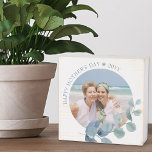 Moederdag Foto gemaakt met Eucalyptus Leaves Houten Kist Print<br><div class="desc">Het Wooden het vakje van de Foto ondertekent voor Moederdag of geeft de tekst voor een andere gelegenheid uit. Het fotomalplaatje is opstelling voor u om uw afbeelding toe te voegen, dat in ronde vorm wordt getoond. Dit elegante en delicate ontwerp heeft stoffige blauwe en groene waterverf eucalyptusbladeren. Als u...</div>