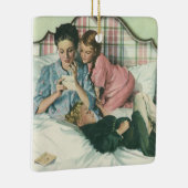 moederdag, kinderen die kaarten lezen in bed keramisch ornament (Rechts)