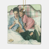  moederdag, kinderen die kaarten lezen in bed keramisch ornament (Links)