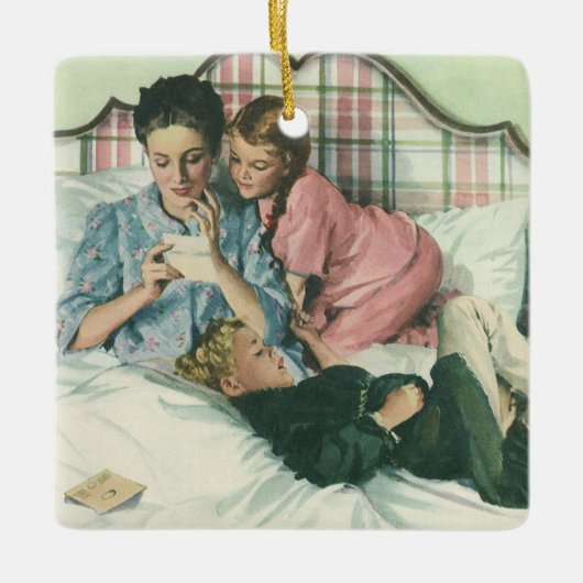 moederdag, kinderen die kaarten lezen in bed keramisch ornament (Voorkant)