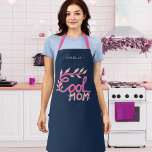 Moederdag koel met de hand om trekkend te worden schort<br><div class="desc">Cute Pink Cool Mam Hand Lettering Drawing Moederdag Apron. Roze handschrift en tekening op de blauwe achtergrond van de marine. Geweldig cadeau voor de beste moeder voor moederdag,  verjaardag of Kerstmis.</div>