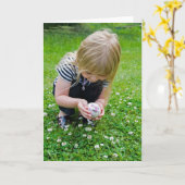Moederdag meisje met ei kaart (Gele Bloem)