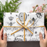 Moederdag Queen Bee and Flowers Cadeaupapier<br><div class="desc">Maak uw geschenken geschikt voor royalty met onze prachtige "Mother's Day Queen Bee and Flowers Wrapping Paper". Dit elegante ontwerp, handgetekend door Nathalie Portet in rijke zwarte inkt, bevat gedetailleerde weergaven van een majestueuze bijenkoningin, een kroon die boven haar zweeft, omringd door delicate kersenbloesems, hibiscus, wilde bloemen en meer. De...</div>