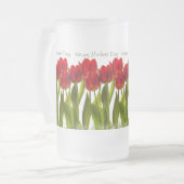 moederdag - Rij van Bright Red Spring Tulips Matglas Bierpul (Voorkant links)
