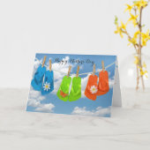 Moederdag-teenslippers die op een lijn hangen kaart (Gele Bloem)