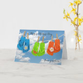 Moederdag-teenslippers die op een lijn hangen kaart (Gele Bloem)