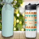 Moederdag Tulpen Bloemen Patroon Aangepaste naam Waterfles<br><div class="desc">Een leuke liefdevolle retro moderne bloemenprint voor Waterfles,  ideaal om je moeder,  Nana of schoonmoeder cadeau te doen. Aangepast met een naam om het een praktisch,  nuttig en gepersonaliseerd cadeau te maken.</div>