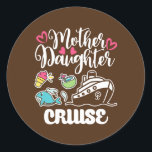 Moederdochter Cruise Ship die reist Ronde Sticker<br><div class="desc">Moederdochter Cruise Ship reisde op cruise Trip Gift. Perfect gift voor je vader,  moeder,  papa,  mannen,  vrouwen,  vriend en familieleden op de dag van de Thanksgiving,  kerstdag,  Moederdag,  vaderdag,  4 juli,  1776 Onafhankelijke dag,  Veteranendag,  Halloween Dag,  Patrick's Day</div>