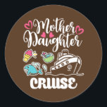 Moederdochter Cruise Ship die reist Ronde Sticker<br><div class="desc">Moederdochter Cruise Ship reisde op cruise Trip Gift. Perfect gift voor je vader,  moeder,  papa,  mannen,  vrouwen,  vriend en familieleden op de dag van de Thanksgiving,  kerstdag,  Moederdag,  vaderdag,  4 juli,  1776 Onafhankelijke dag,  Veteranendag,  Halloween Dag,  Patrick's Day</div>