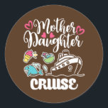Moederdochter Cruise Ship die reist Ronde Sticker<br><div class="desc">Moederdochter Cruise Ship reisde op cruise Trip Gift. Perfect gift voor je vader,  moeder,  papa,  mannen,  vrouwen,  vriend en familieleden op de dag van de Thanksgiving,  kerstdag,  Moederdag,  vaderdag,  4 juli,  1776 Onafhankelijke dag,  Veteranendag,  Halloween Dag,  Patrick's Day</div>