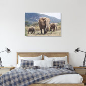 Moederelefant loopt met olifantkalf canvas afdruk (Insitu (Slaapkamer))
