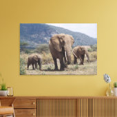 Moederelefant loopt met olifantkalf canvas afdruk (Insitu (Woonkamer))