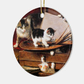 Moederkat en Kittens op tafel Keramisch Ornament (Links)