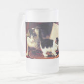 Moederkat en Kittens op tafel Matglas Bierpul (Voorkant links)