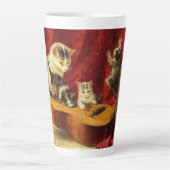 Moederkat en Kittens spelen met gitaar Latte Mok (Voorkant)