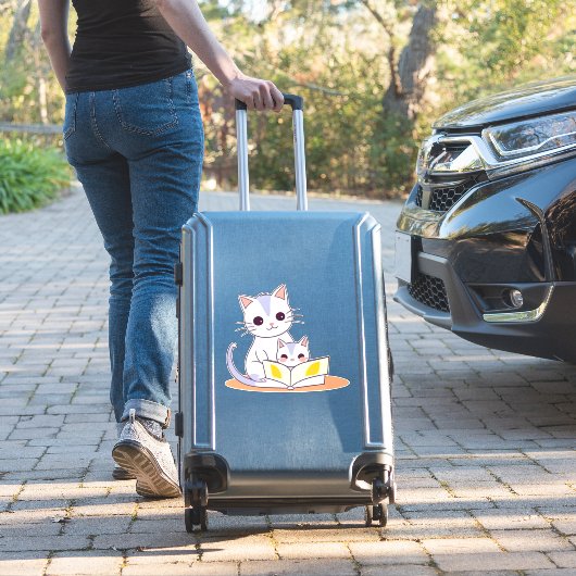 Moederkat leest voor aan haar kitten sticker (Koffer Insitu)
