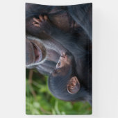 Moederliefde – Baby Chimpansee Spandoek (Verticaal)
