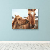Moederpaard en veulen canvas afdruk (Insitu (Houten vloer))