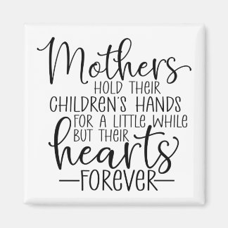 Moeders houden de hand van hun kinderen een beetje magneet