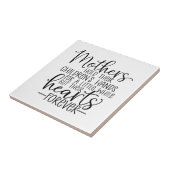 Moeders houden de hand van hun kinderen een beetje tegeltje (Zijkant)