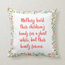 Moeders houden hun kinderofferte bij kussen