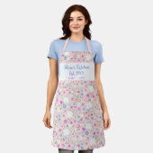 Moeders Keuken Ditsy Bloemen Roze Schort (Gedragen)