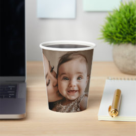 Moeders tedere kus papieren bekers