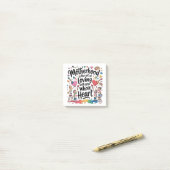 Moederschap is de kunst van het liefhebben met hee post-it® notes (Op bureau)